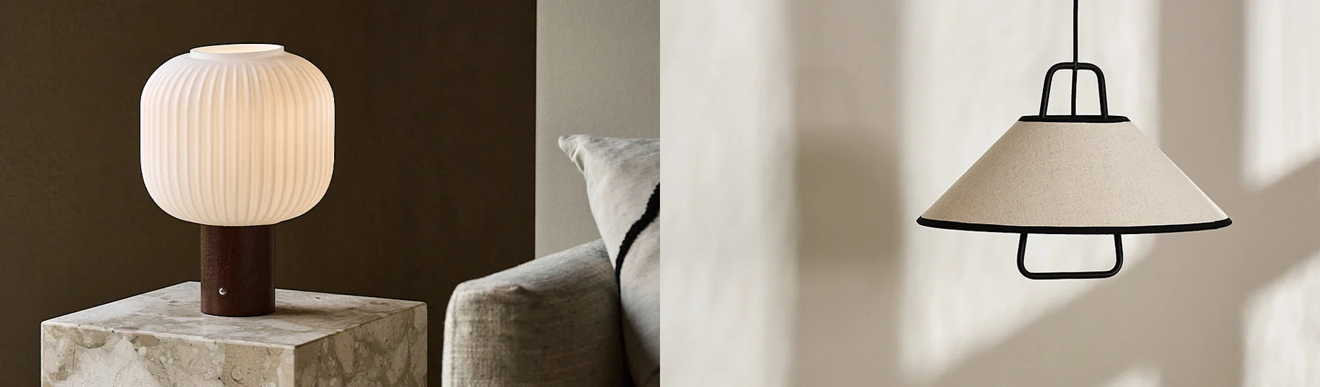 Gerippte weiße Glas-Tischlampe mit Holzfuß auf Marmor, und eine konische beige Stoff-Pendelleuchte mit schwarzem Rahmen.