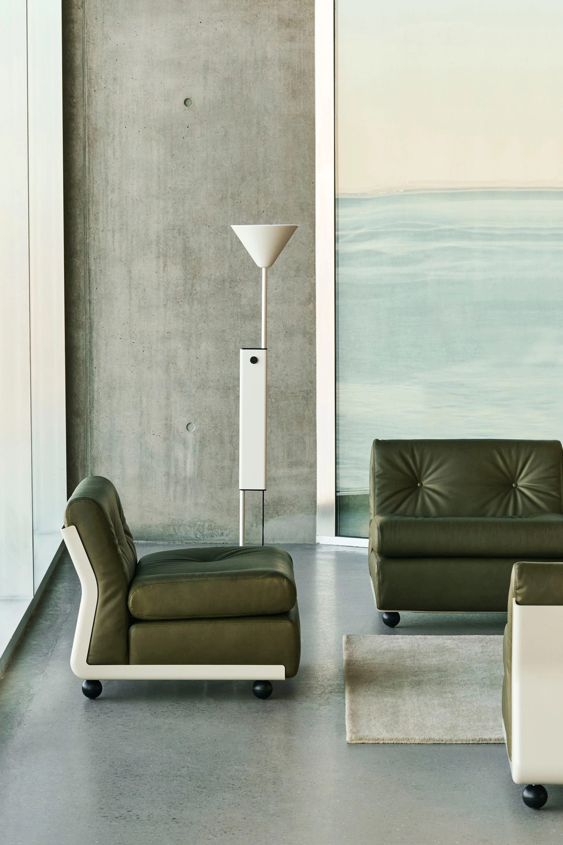 Zu den Farbtrends für Innenräume im Jahr 2026 gehören natürliche Grüntöne. Hier zu sehen ist ein moosgrünes Sofamodul von HAY.