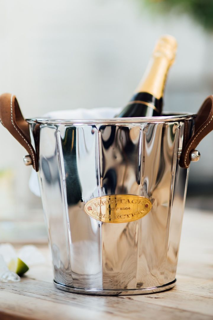 Der dritte Hochzeitstag wird mit Leder gefeiert. Hier sehen Sie den Heritage Champagnerkühler von Culinary Concepts, die perfekte Geschenkidee zum Jahrestag für Paare, die Design lieben. 