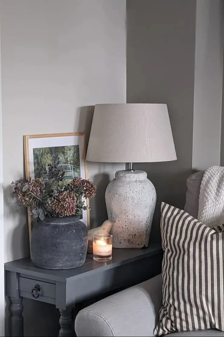 Boho en andere inrichtingsstijlen: Hier zie je de romantisch rustieke bijzettafel ingericht door Instagram-gebruiker @myfirsthome_style.