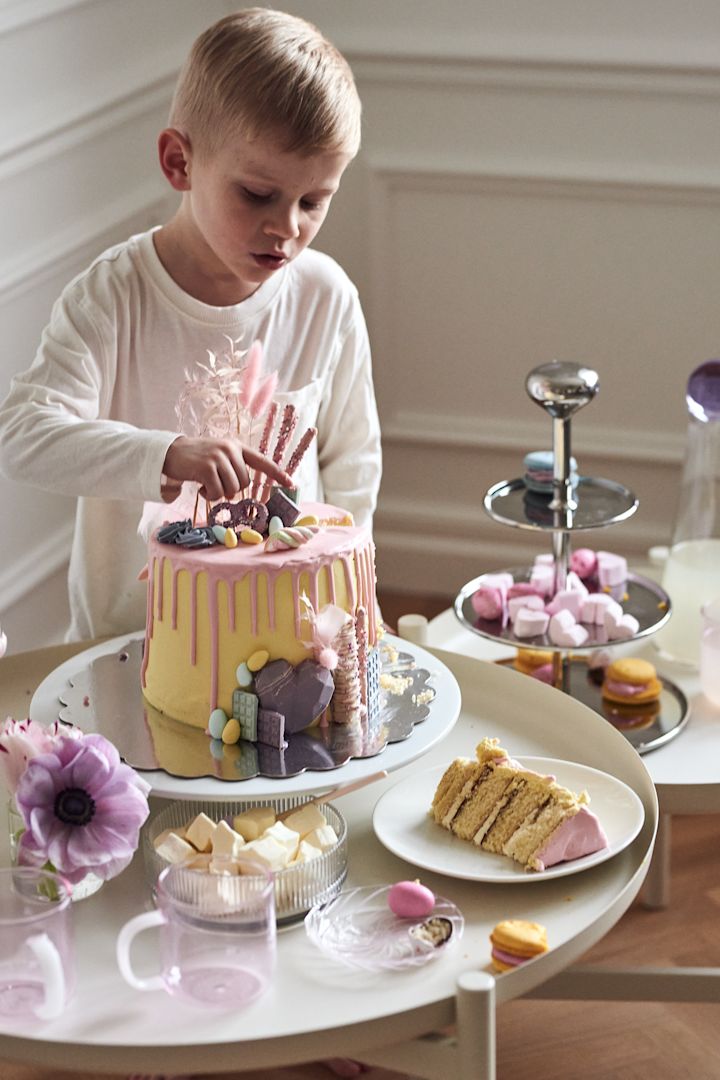 Decken Sie zu Ostern den Tisch für ein festliches Dessertbuffet auf dem Beistelltisch Turner von Broste Copenhagen, zusammen mit einer üppigen Ostertorte.