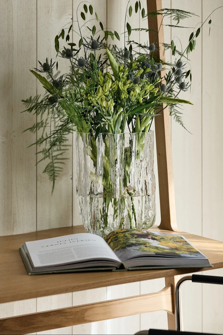 Die große Crackle Vase von Kosta Boda steht mit einem Strauß Trockenblumen auf einem Schreibtisch.