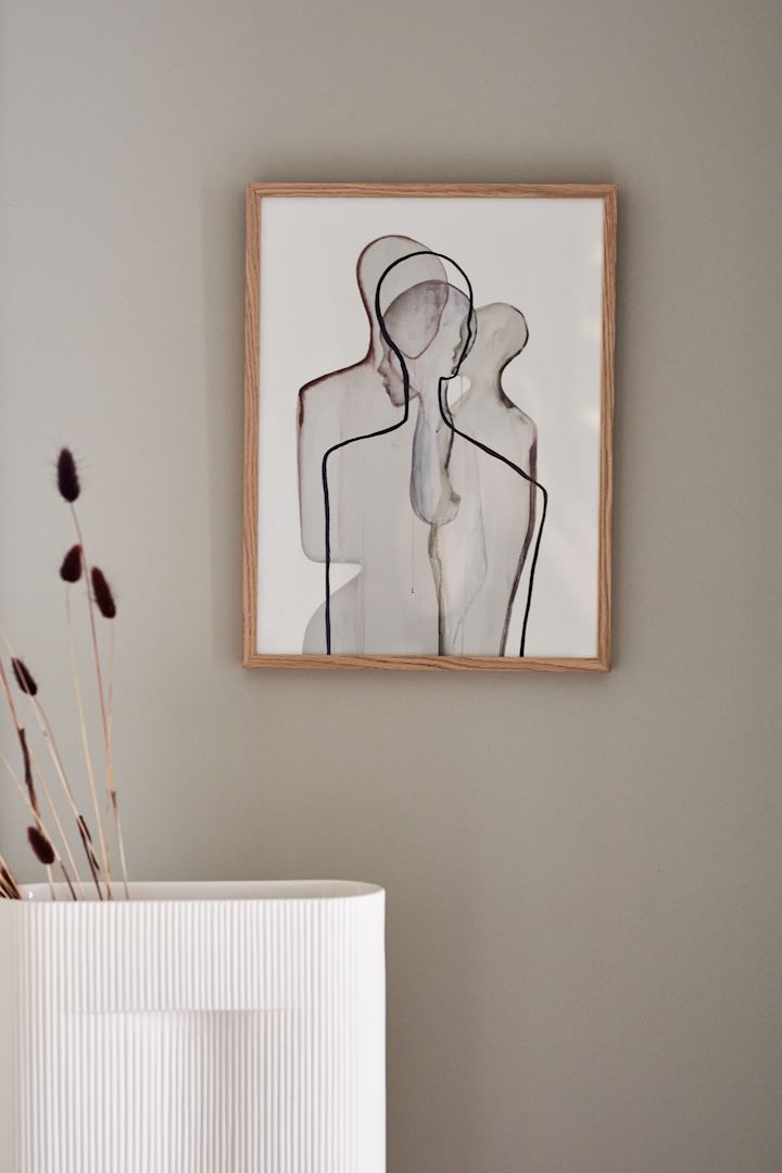 Poster sind Teil der Herbsttrends 2021, wir lieben das Mother Poster von Paper Collective, das hier an einer beigen Wand hinter der beigen Ridge Vase von Muuto hängt.