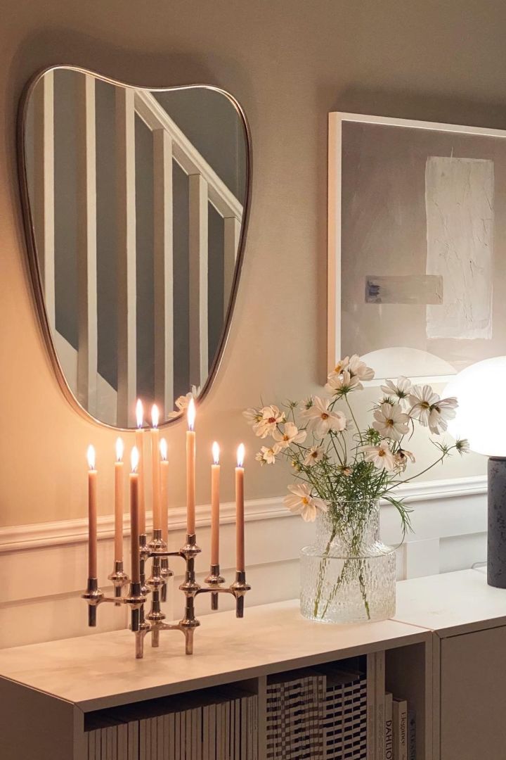 Gestalten Sie einen kleinen Flur: Inspiration von @catarinaeldana, wo ein Nagel Kerzenhalter, eine Kolonn Vase und ein großer Spiegel von Gubi Raum und eine gemütliche Atmosphäre schaffen.