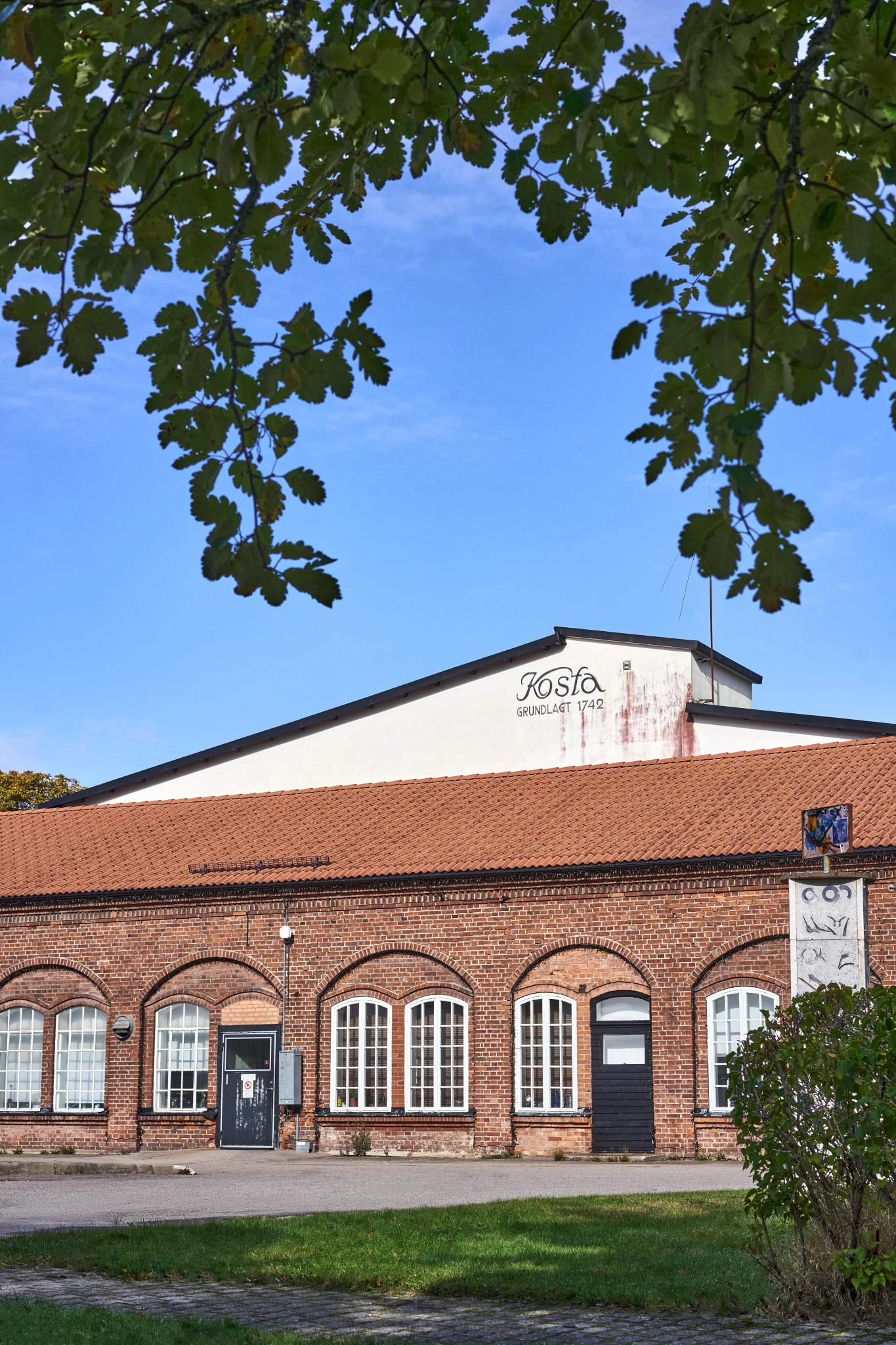 Das Gelände der Kosta Boda-Fabrik in Südschweden.