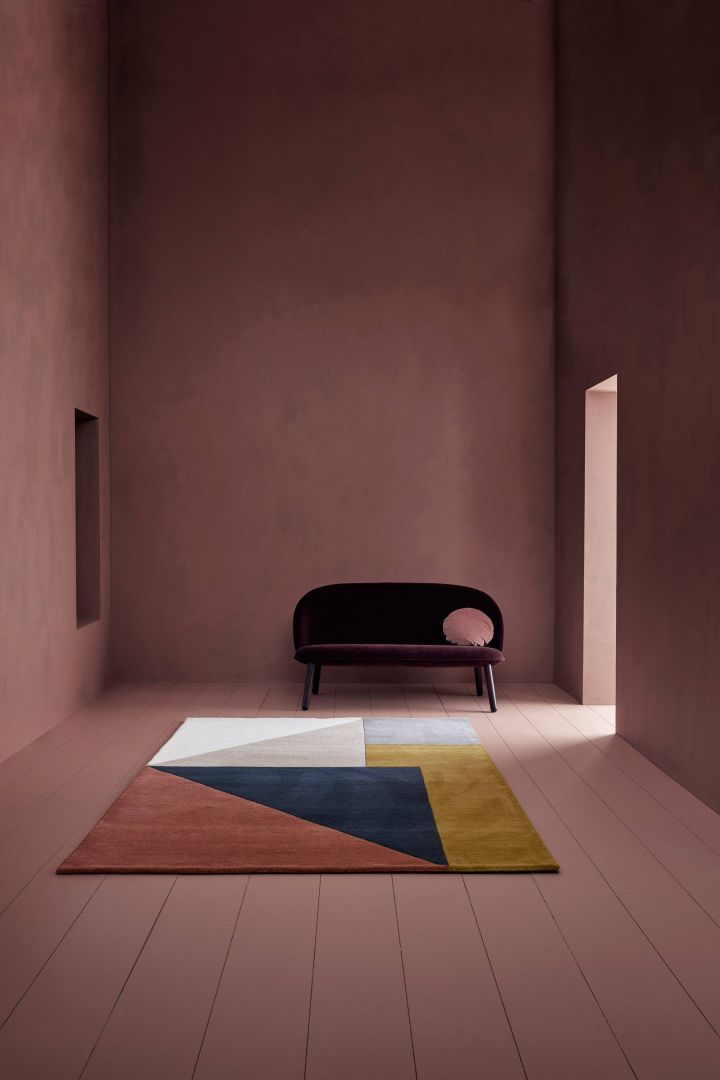 Der kuschelige Wollteppich Arguto von Linie Design ist ein gemütlicher, farbenfroher Teppich, der sich gut in Ihrem Wohnzimmer macht. 