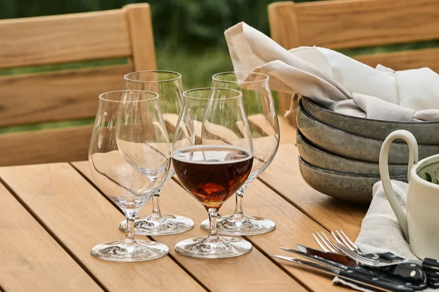 Erfahren Sie, welches Bierglas zu welchem Bier passt: Hier sehen Sie ein dunkles Lager im tuplenförmigen Beer Classics-Glas von Spiegelau.