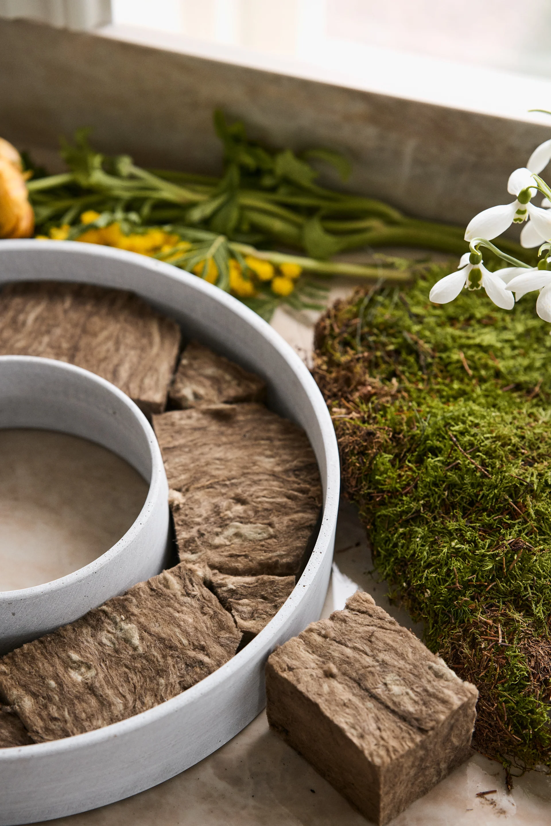 Basteln Sie zu Ostern einen Osterkranz aus dem The Ring-Kerzenhalter von House Doctor.