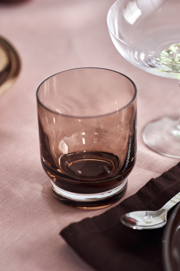 Gefärbtes Glas wie das Lungo Wasserglas von Blomus sieht auf der Boost Tischlandschaft besonders edel im Kontrast zum rosa Tischtuch aus. 