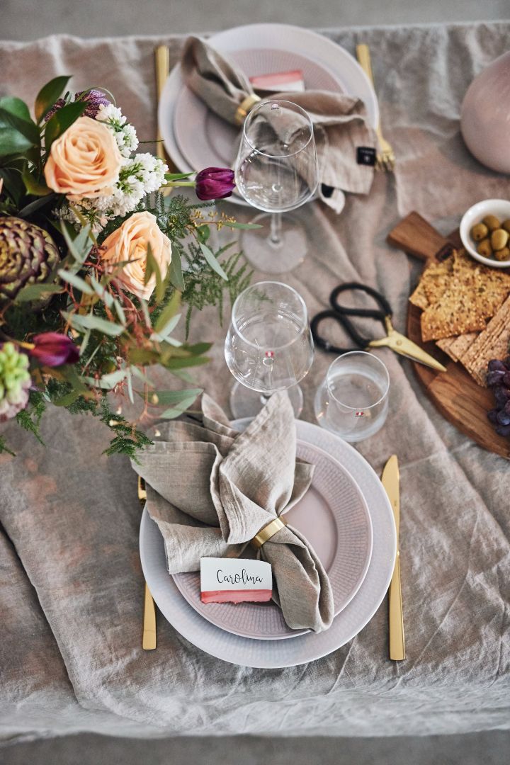 Ein festlich gedeckter Frühlingstisch, bei dem der schwedische Grace-Teller in Weiß und Rosa mit den Essence-Weingläsern für einen romantischen Ausdruck kombiniert wird. 