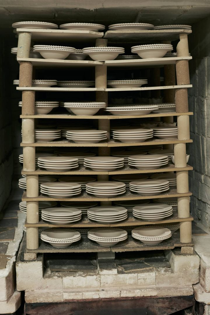 Die Keramiken von Mateus werden 12 Stunden lang im Ofen getrocknet, was Schritt 8 des Herstellungsprozesses ist.