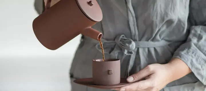 Der Tee wird in eine By On Teetasse gegossen und sorgt für einen friedlichen Moment zu Hause. 