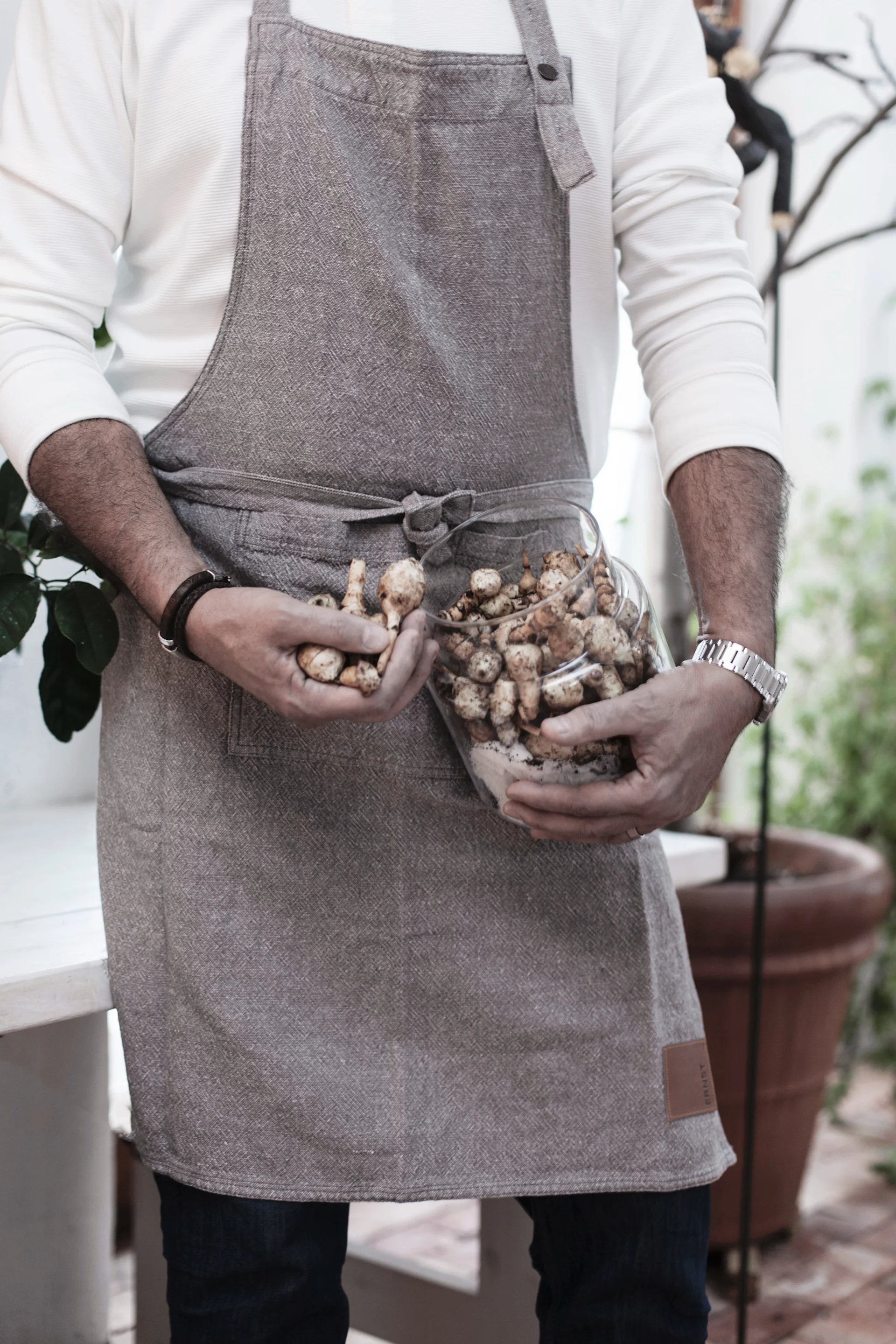 Die graue Schürze von Ernst ist nicht nur stilvoll, sondern schützt auch die Kleidung beim Kochen, was sie zu einer tollen Geschenkidee zum Vatertag macht.