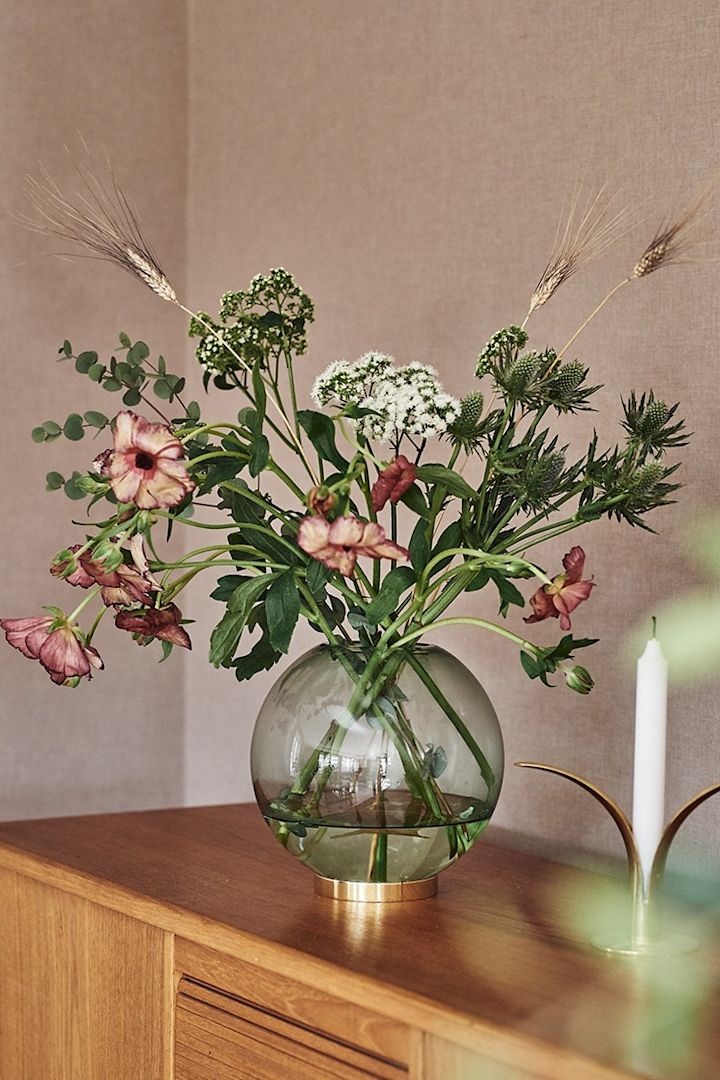 Für einen wunderschönen Blumenstrauß benötigen Sie eine dazu passende Vase. Durch die Form der Globe Vase von AYTM fallen die Blumen von Blombruket perfekt.