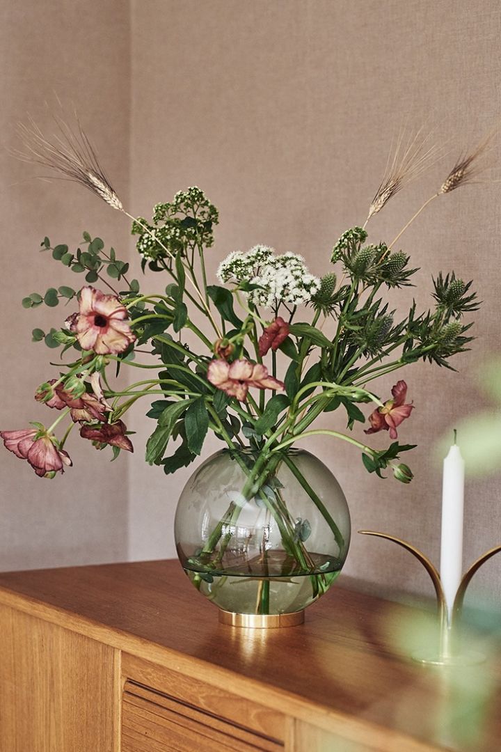 Für einen wunderschönen Blumenstrauß benötigen Sie eine dazu passende Vase. Durch die Form der Globe Vase von AYTM fallen die Blumen von Blombruket perfekt.