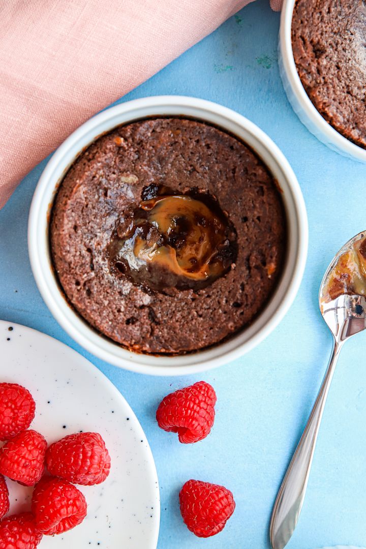 Schokodesserts für Silvester: Hier sehen Sie ein Schokoküchlein in einer weißen Auflaufform von Pillivuyt nach einem Rezept von Baka med Frida.