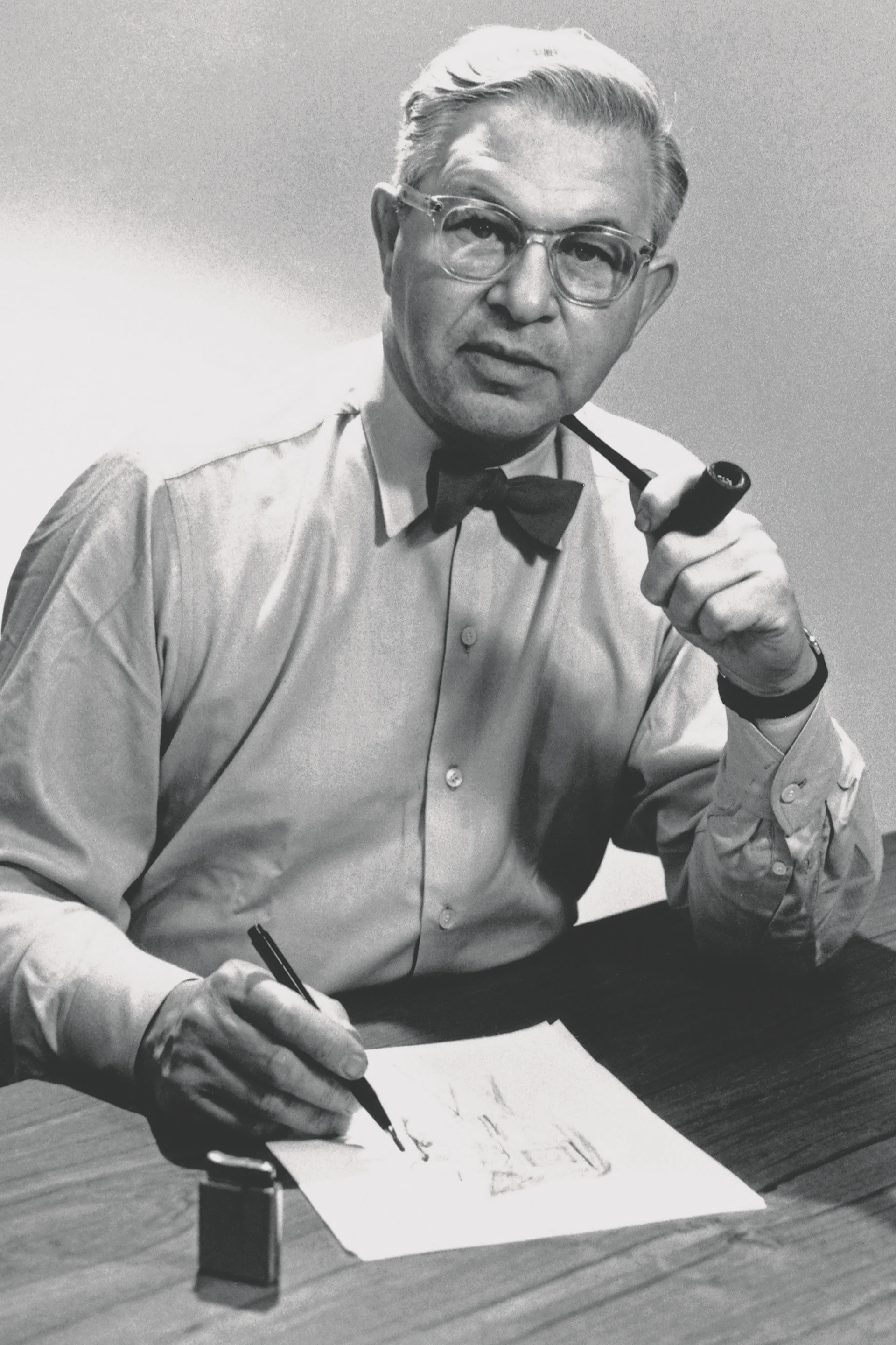 Hier sehen Sie den Designer Arne Jacobsen, welcher für das Design verschiedener Leuchten von Louis Poulsen verantwortlich ist.