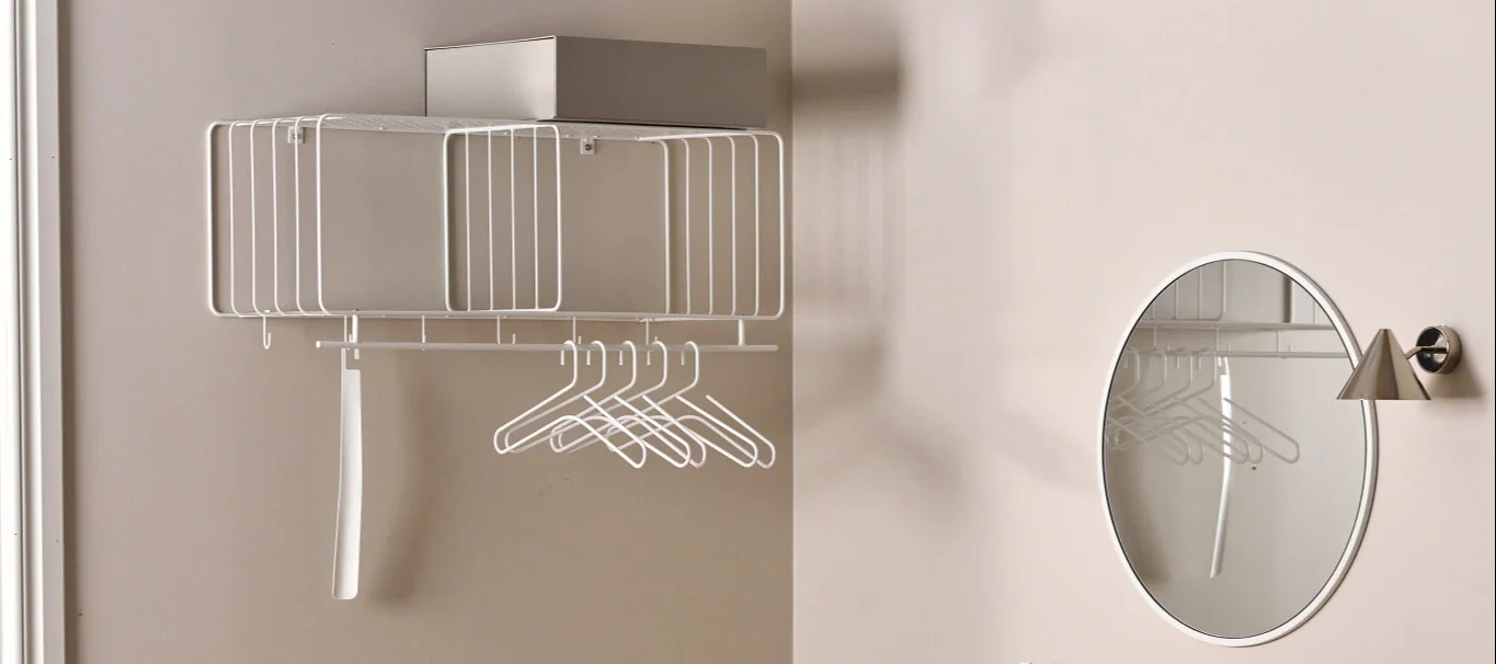 Inspiration für einen kleinen Flur mit einem langen, schmalen, gemütlichen Teppich von Scandi Living, der Raum und eine einladende Atmosphäre schafft.