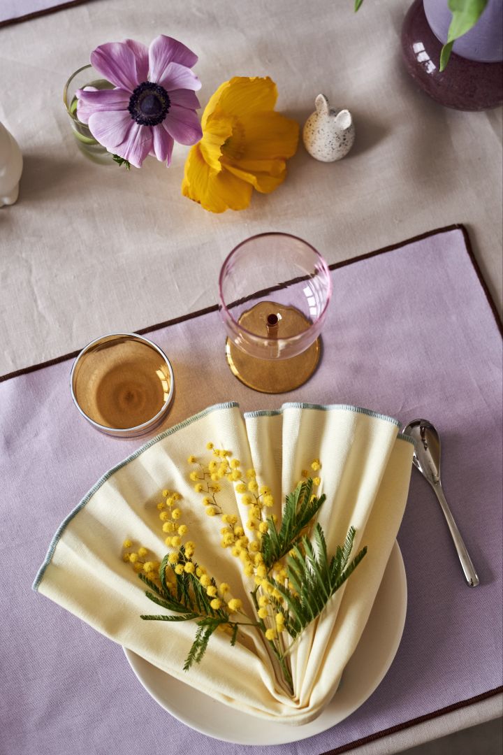 Gestalten Sie einen festlichen Ostertisch in frühlingshaften Pastelltönen mit der gelben Stoffserviette Contour und dem lila Tablett von HAY.
