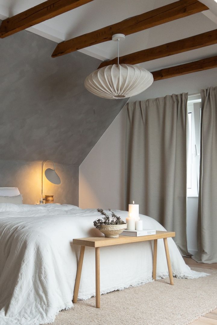 Kreieren Sie ein skandinavisches Zuhause mit @haus_tannenkamp. Hier sehen Sie die Watt & Veke Ellipse Pendelleuchte über einem Bett hängen.