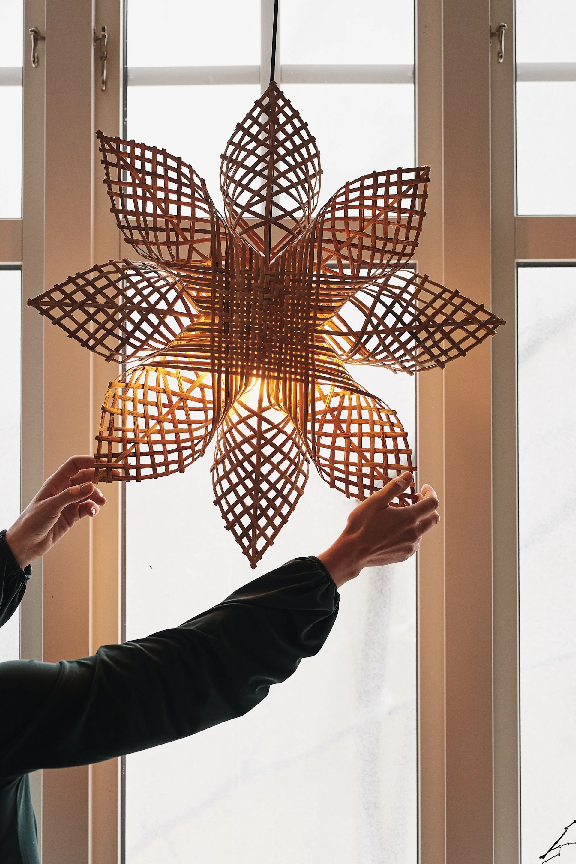 Der Anna Weihnachtsstern in Rattan von PR Home verbreitet einen sanften Schimmer im Raum.