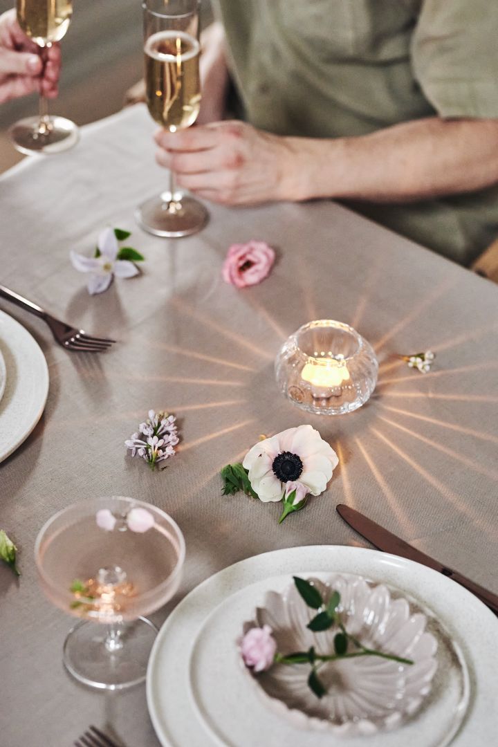 Decken Sie Ihren Tisch für einen außergewöhnlichen Valentinstag mit Tellern, Nebentellern, Schüsseln und Sektgläsern von Marken wie By On, Ferm Living und Blomus.