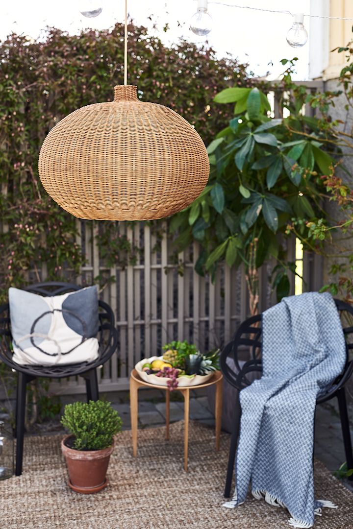 Tipps für einen Balkon im Boho Style – hier die Wicker Wolldecke von Scandi Living und die Marvin Servierschale von By On.