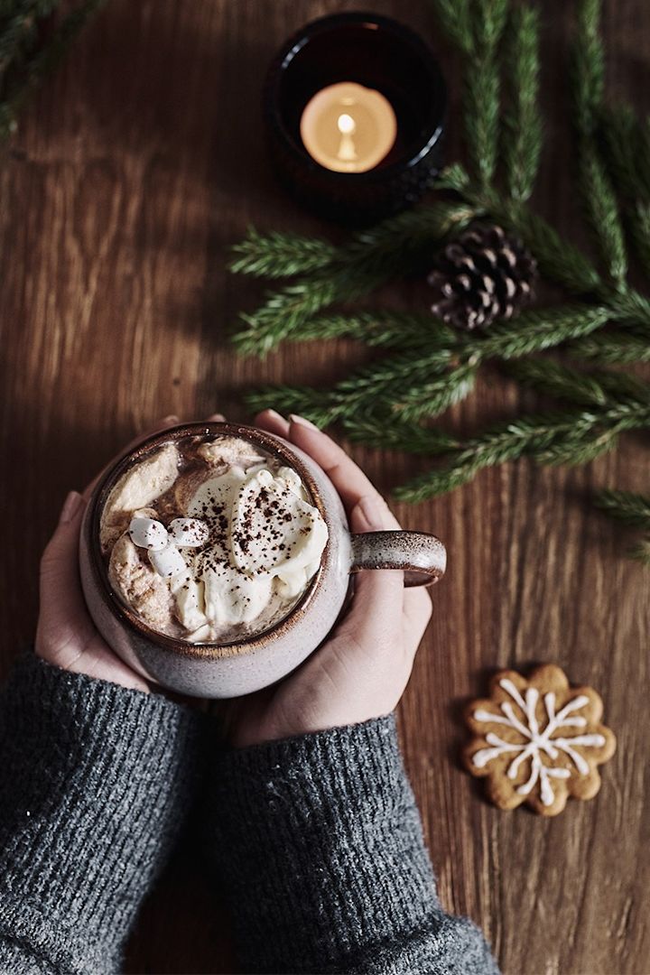 Runde Tasse von Bloomingville gefüllt mit heißer Schokolade.