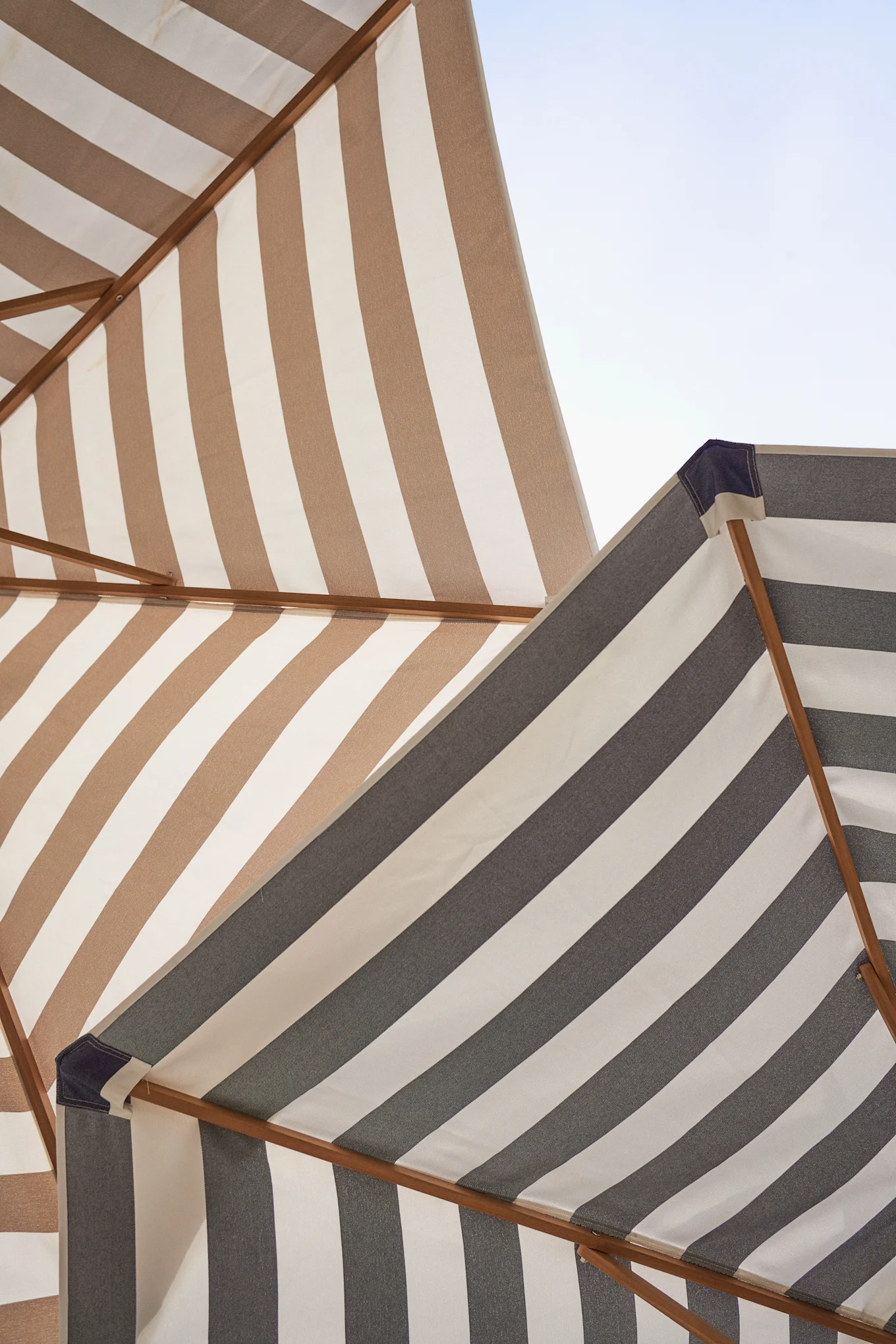 Die gestreiften Sonnenschirme aus der Hisshult-Kollektion von 1898 eignen sich hervorragend für einen Balkon im Boho-Stil.