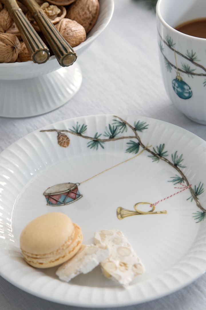 Skandinavische Weihnachtsdeko: Weihnachtsgeschirr vervollständigt Ihren weihnachtlichen Tisch - beispielsweise der Hammershøi Jul Teller von Kähler.