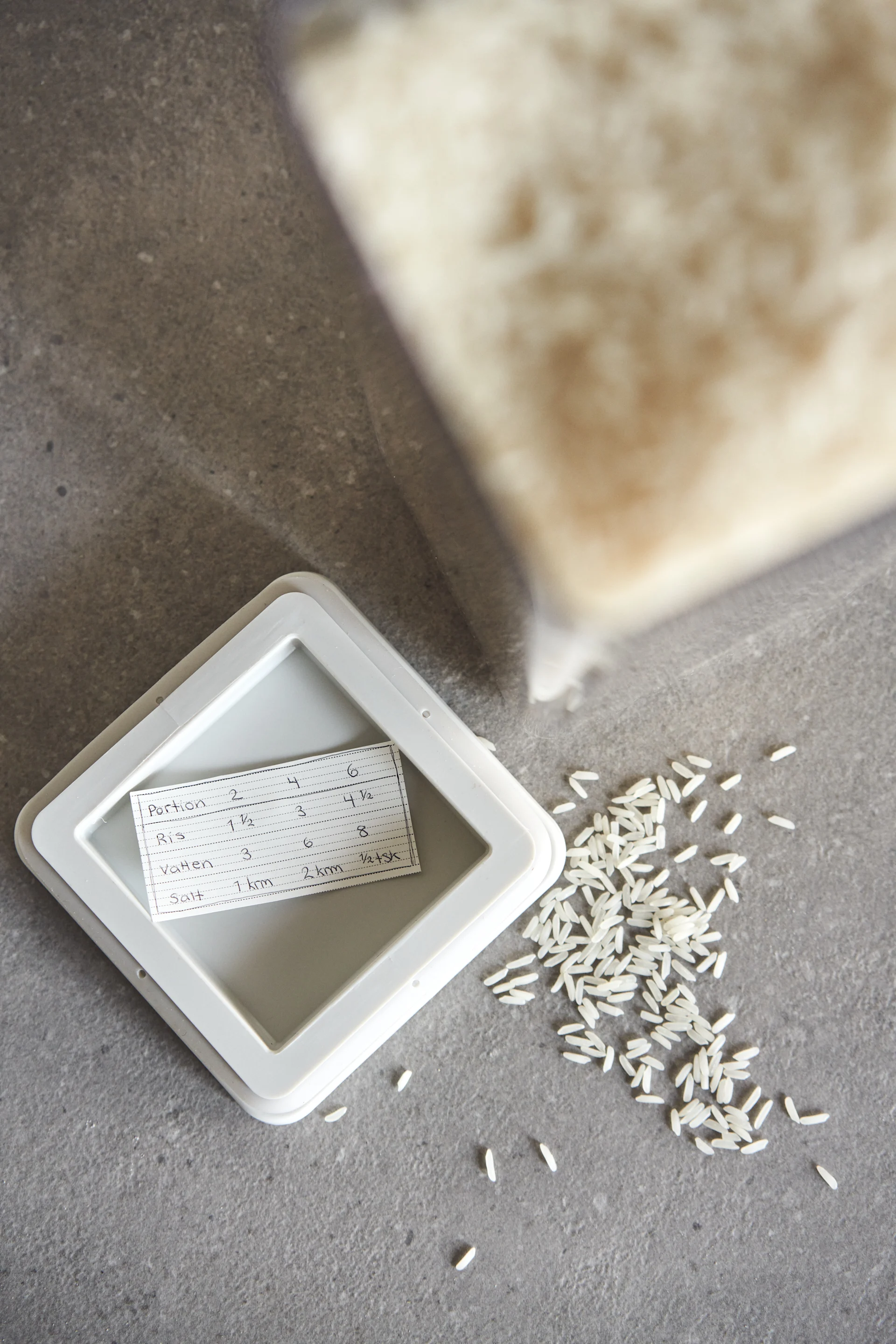 Befestigen Sie wichtige Ausschnitte aus der originalen Verpackung am Deckel der Dosen von Brabantia.