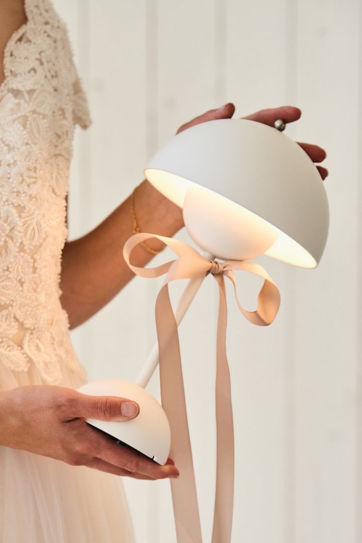Verschenken Sie eine trabare Tischleuchte als Hochzeitsgeschenk, beispielsweise die Flowerpot VP9 von &Tradition in Weiß.