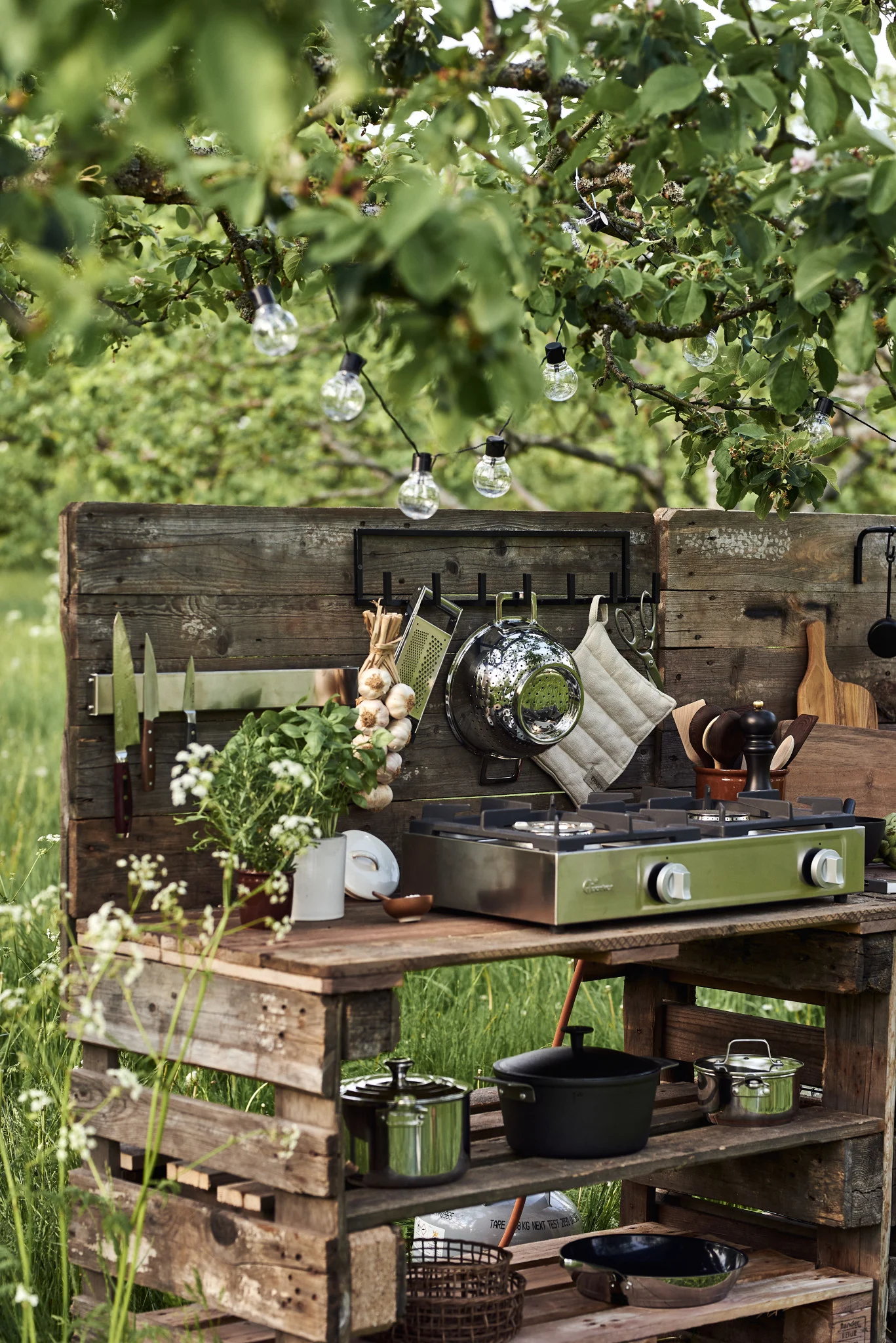 Bauen Sie eine Outdoor-Küche aus Europaletten ganz einfach selbst - Outdoor-Küchen liegen absolut im Trends 2025.