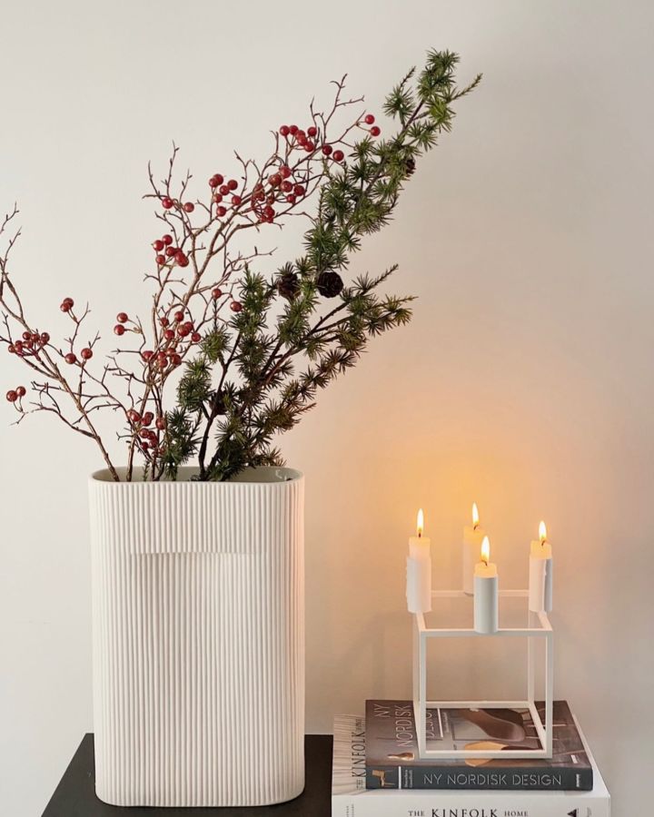 Die stilvolle Ridge Vase von Menu ist einer unserer 12 Last Minute Geschenk-Ideen für Weihnachten. Foto: @saati_shahidahome