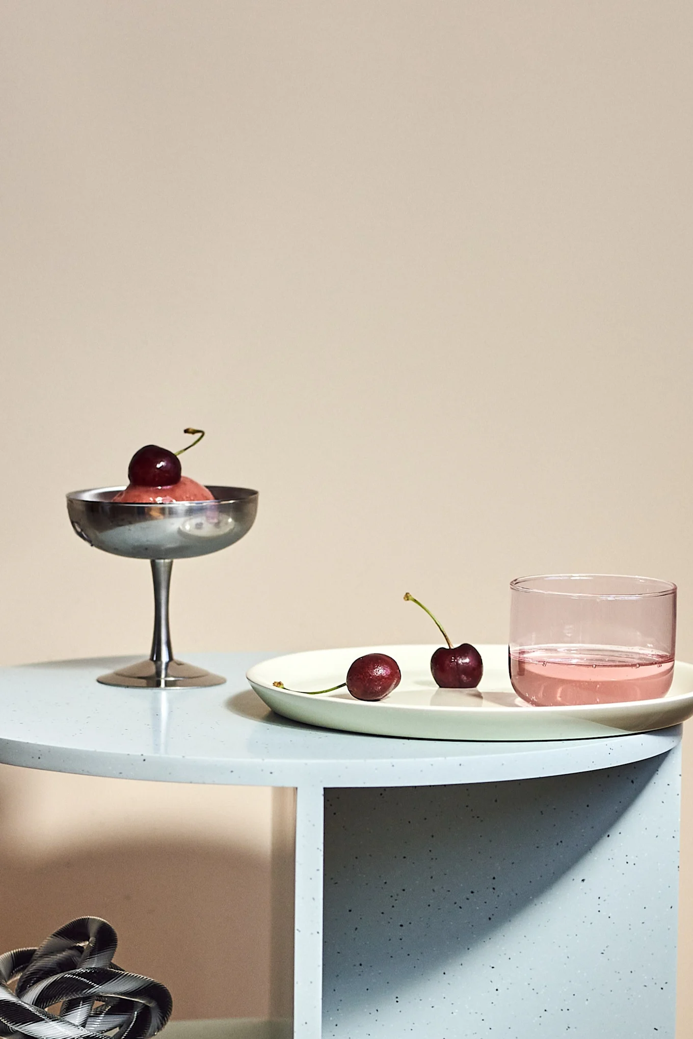 Bringen Sie Pastellfarben in Ihr Interieur, indem Sie mit den Tint Gläsern in Pastellrosa von HAY dekorieren.