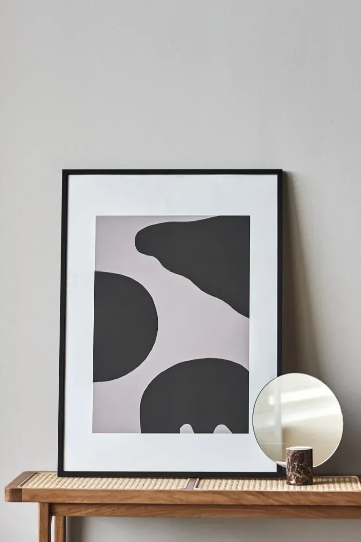 17 stilvolle Poster, mit denen Sie Ihr Zuhause dekorieren können - hier sehen Sie das abstrakte Contour-Poster von Scandi Living in Schwarz- und Grautönen.
