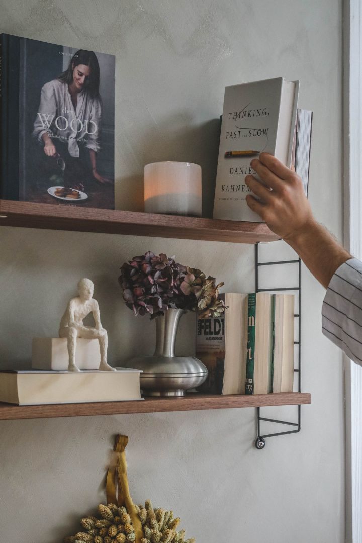 Kleines Homeoffice einrichten: Dekorieren Sie ein kleines Homeoffice zu Hause mit dem String Pocket Regalsystem, wie hier im Haus des schwedischen Influencers Hannes Mauritzson. 