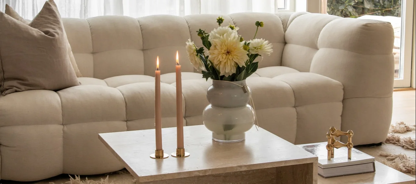 6 Einrichtungsstile: Hier sehen Sie das in hellen Farben eingerichtete Wohnzimmer im skandinavischen Stil mit luxuriösen Elementen der schwedischen Influencerin @joanna.avento.