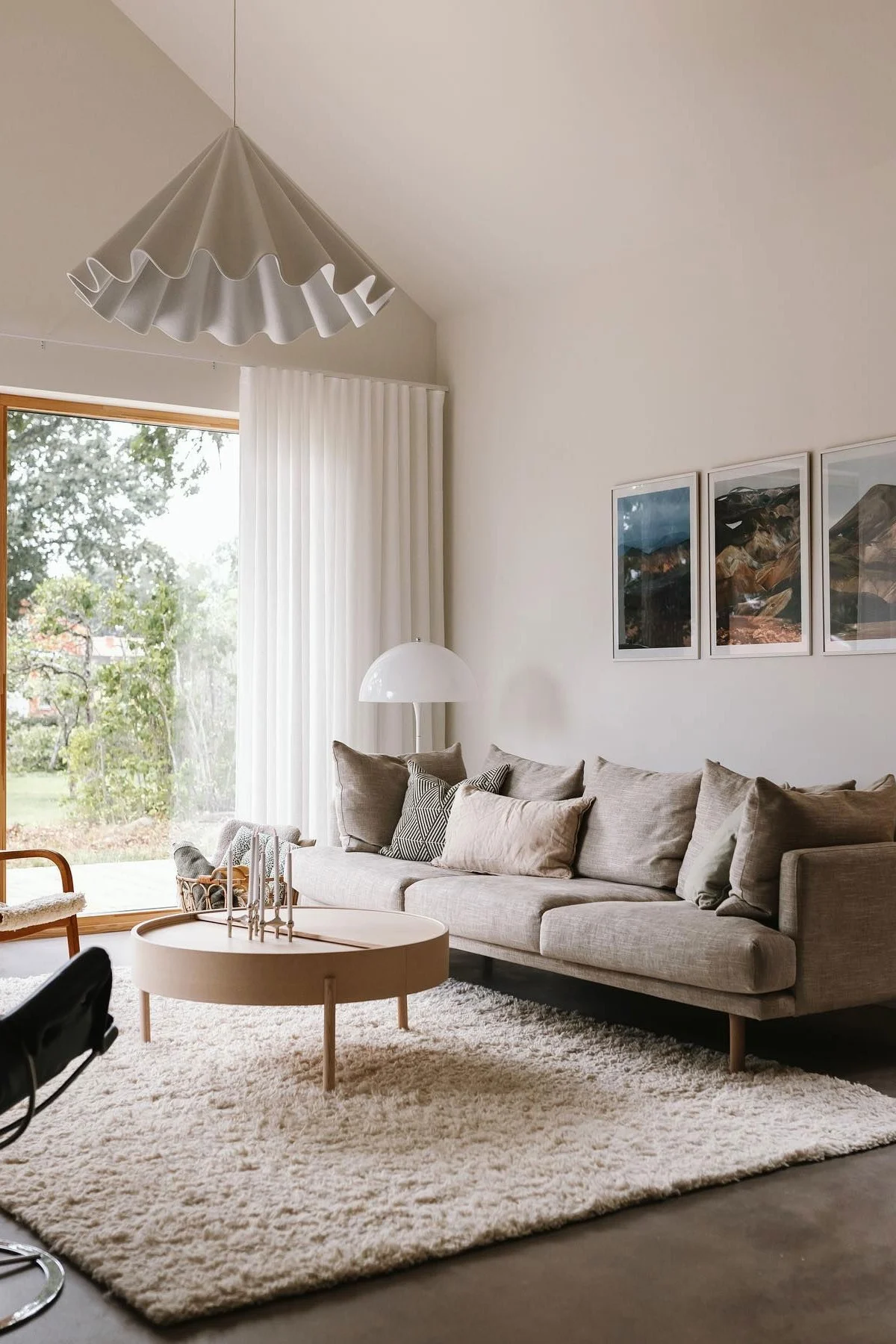 Im skandinavischen Wohnzimmer von @applaudden hängt die weiße Dancing-Pendelleuchte an der Decke.