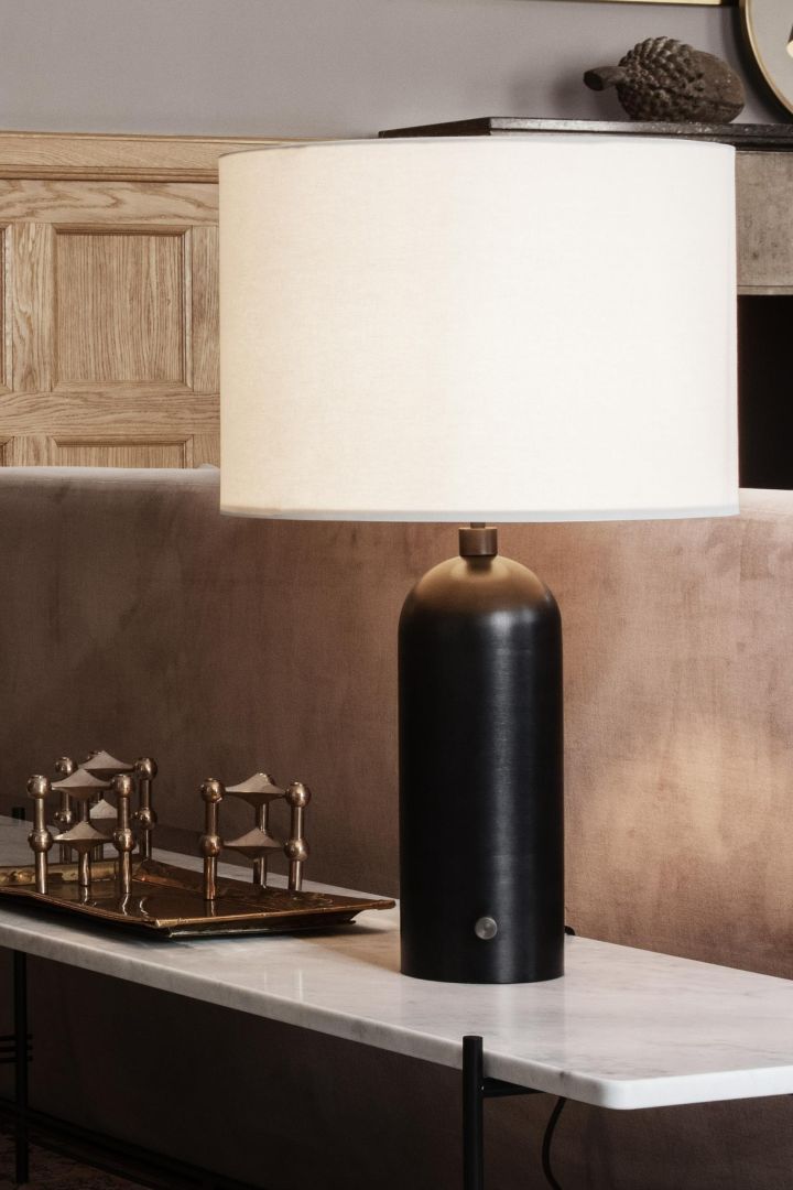 Entdecken Sie die besten Tipps von Gubi für die Platzierung der Beleuchtung in Ihrer Wohnung. Der Gravity Tisch aus schwarzem Marmor ist ein skulpturales Stück. Überlegen Sie daher, wie er in Ihrer Wohnung präsentiert werden soll. 