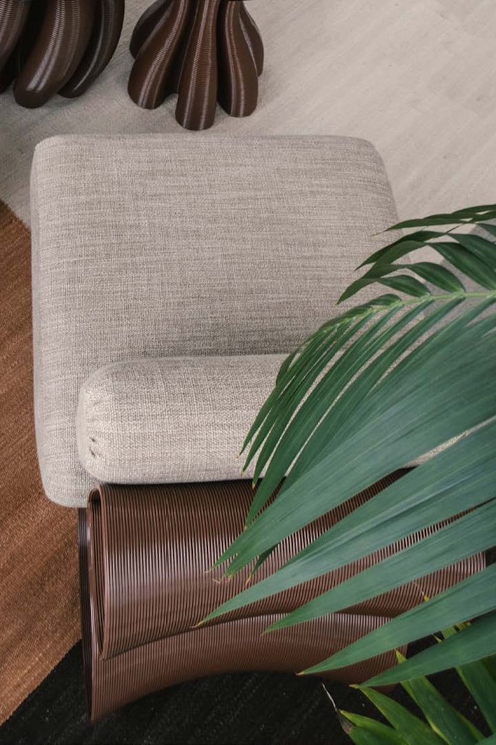 Der Eel Lounge Chair von Ekbacken Studios ist ein 3D-gedruckter Stuhl, der aus alten Fischernetzen hergestellt wurde. 