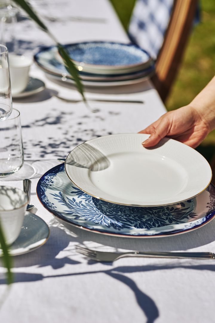 Eine klassische Tischdeko an Mittsommer besteht aus blau-weißem Geschirr, wie hier mit Tellern aus der Ostindia Floris- und Swedish Grace Gala-Kollektion von Rörstrand.