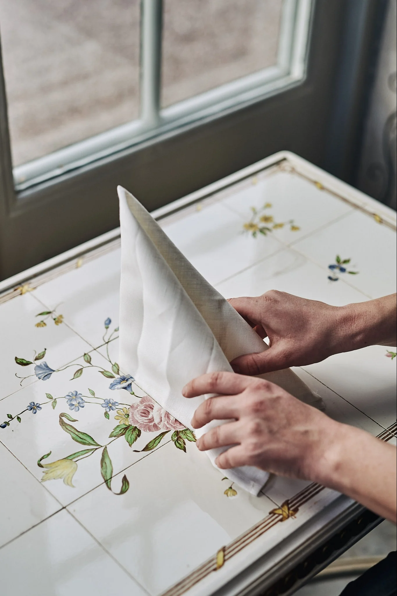 Steg 3 i att vika en servett till ett segel.