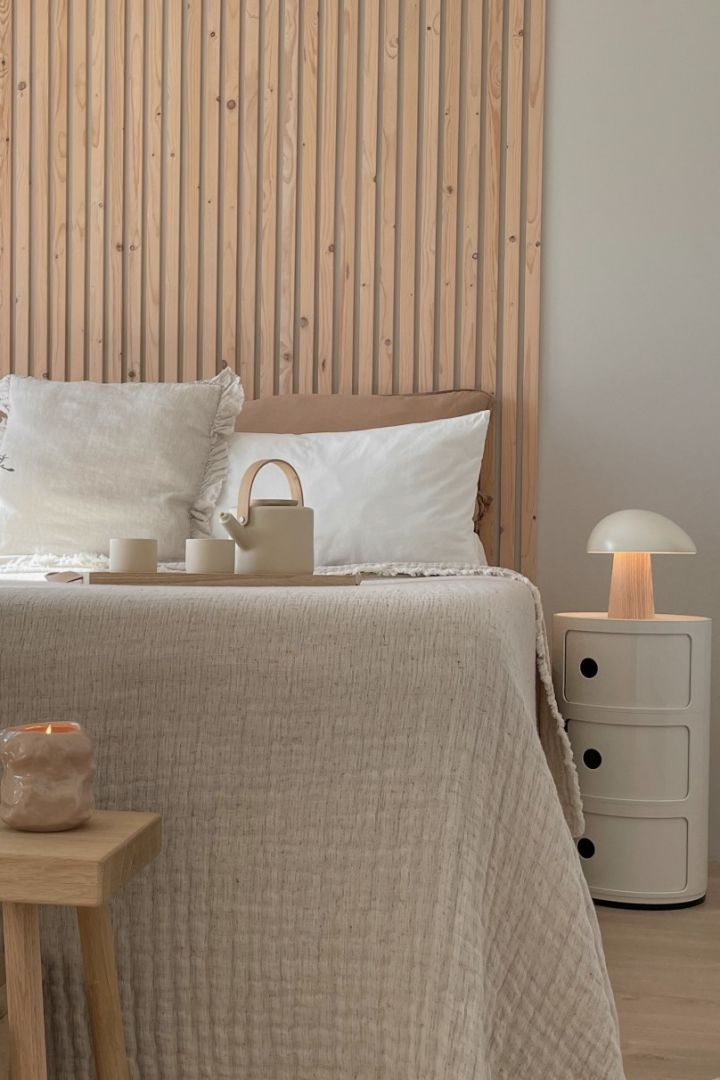 Kreieren Sie das perfekte skandinavische Schlafzimmer mit beigen Details wie der Theo Teekanne und den passenden Tassen oder der Night Owl Tischleuchte.