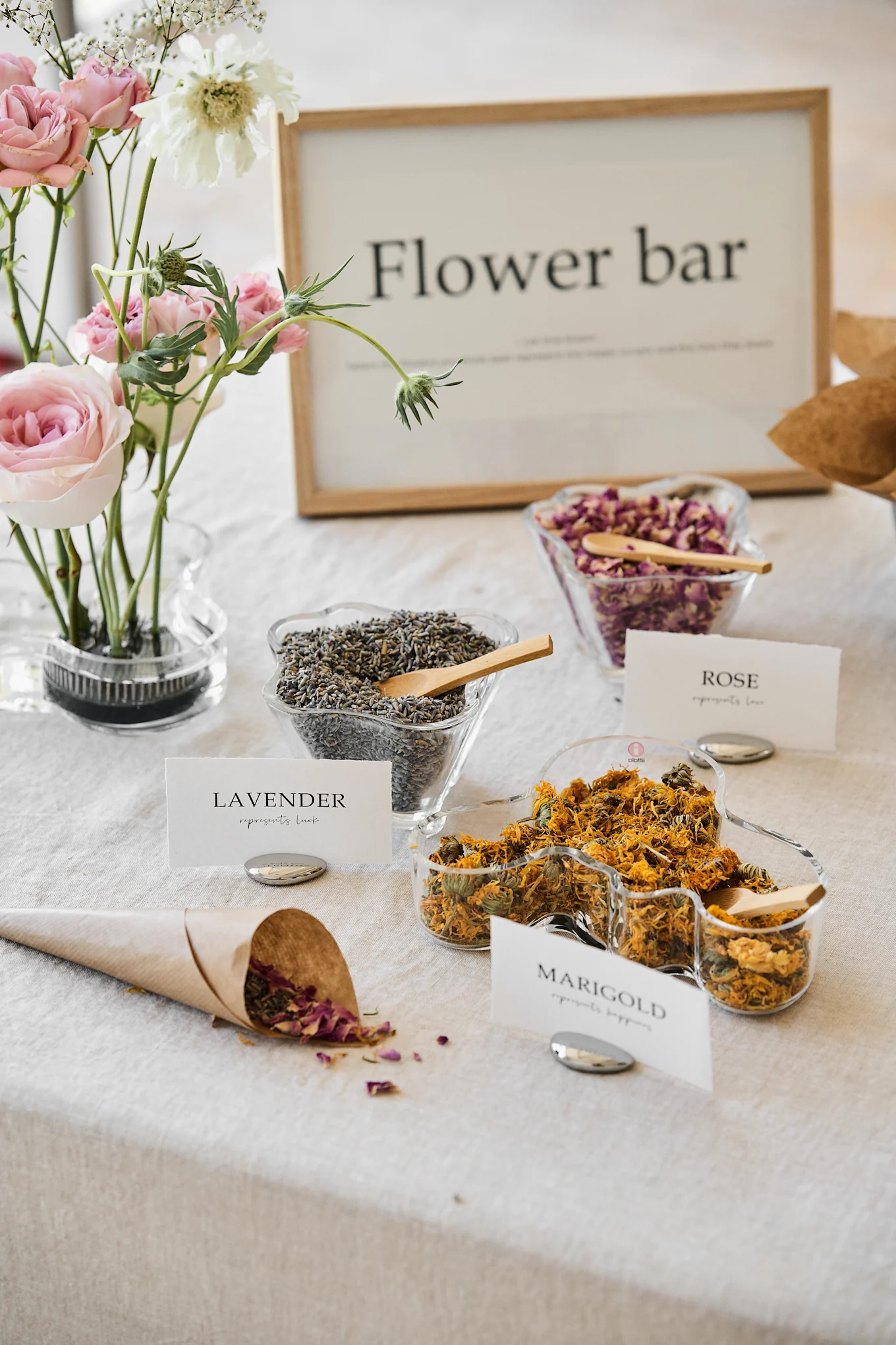 Beziehen Sie diese einzigartigen Hochzeitsideen in Ihren großen Tag ein, um ihn zu etwas ganz Besonderem zu machen. Eine Blumenbar mit den Alva Alto-Schalen von Iittala ist ein einzigartiger Blickfang.