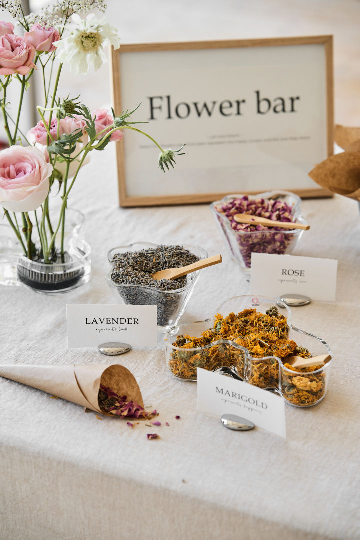Beziehen Sie diese einzigartigen Hochzeitsideen in Ihren großen Tag ein, um ihn zu etwas ganz Besonderem zu machen. Eine Blumenbar mit den Alva Alto-Schalen von Iittala ist ein einzigartiger Blickfang.  