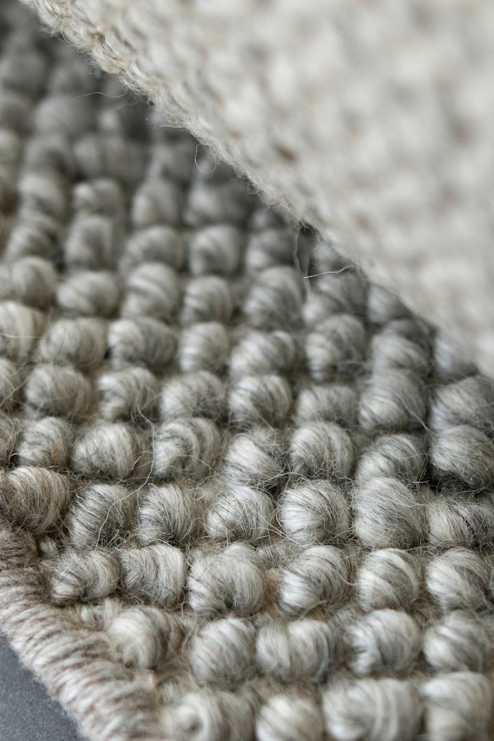 Nahaufnahme des Flock-Wollteppichs in natürlichem Grau von Scandi Living.