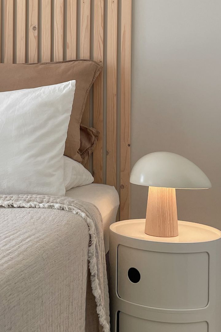 Die angesagteste Leuchte der Saison ist die Pilzlampe. Hier sehen Sie die Night Owl Tischleuchte in Ash von Fritz Hansen in der Wohnung der deutschen Influencerin @our_home_living. 