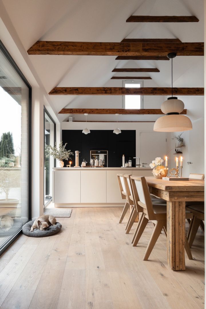 Kreieren Sie ein skandinavisches Zuhause mit @haus_tannenkamp. Hier sehen Sie die Formakami Reispapierleuchte, die über einem Esstisch in einem großen offenen Raum mit vielen natürlichen Materialien hängt. 
