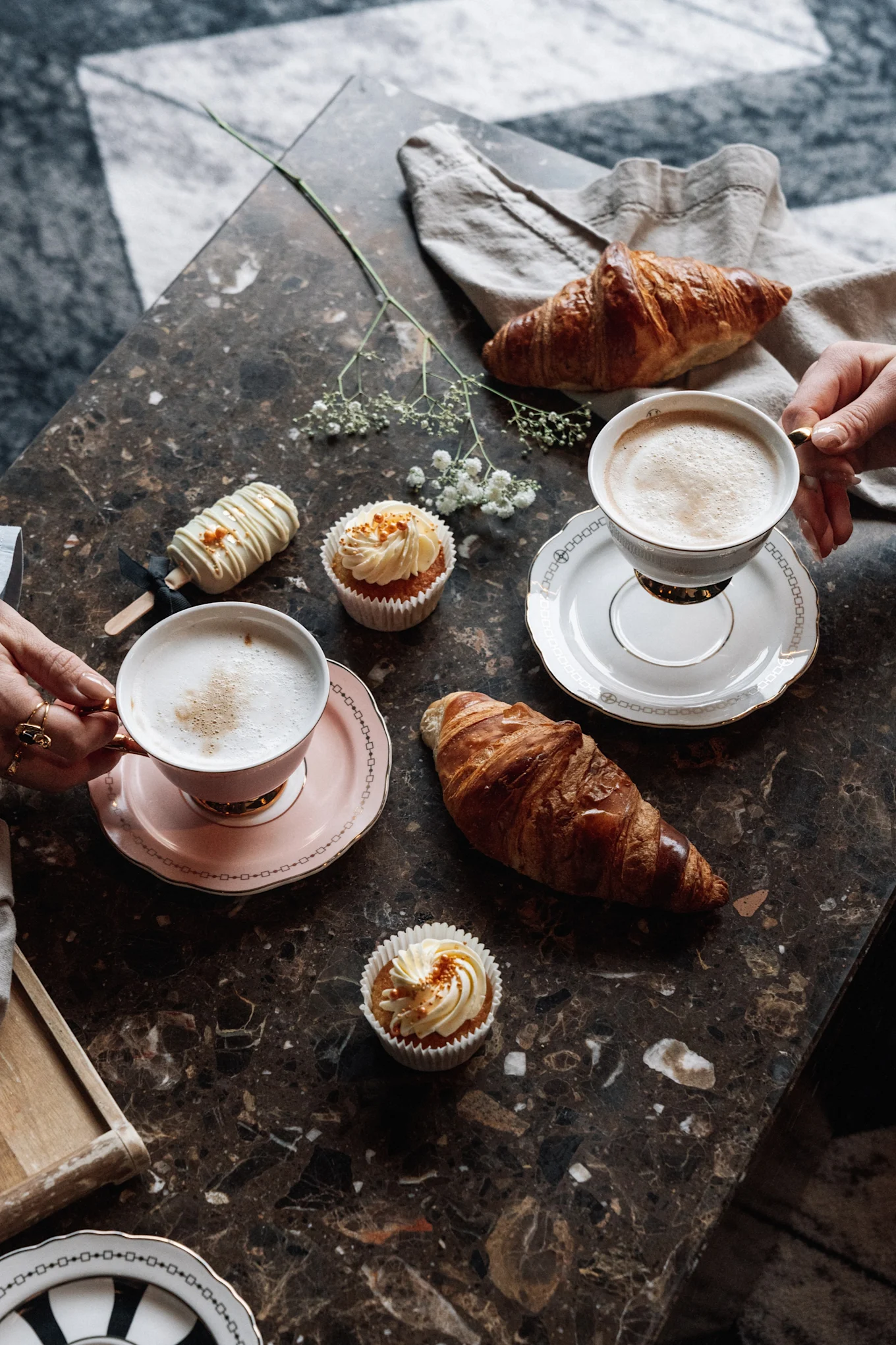 Die Kaffeetassen aus der Anima-Kollektion von Hilke bestechen mit ihren Farben, filigranen Mustern und dem klassischen Design.